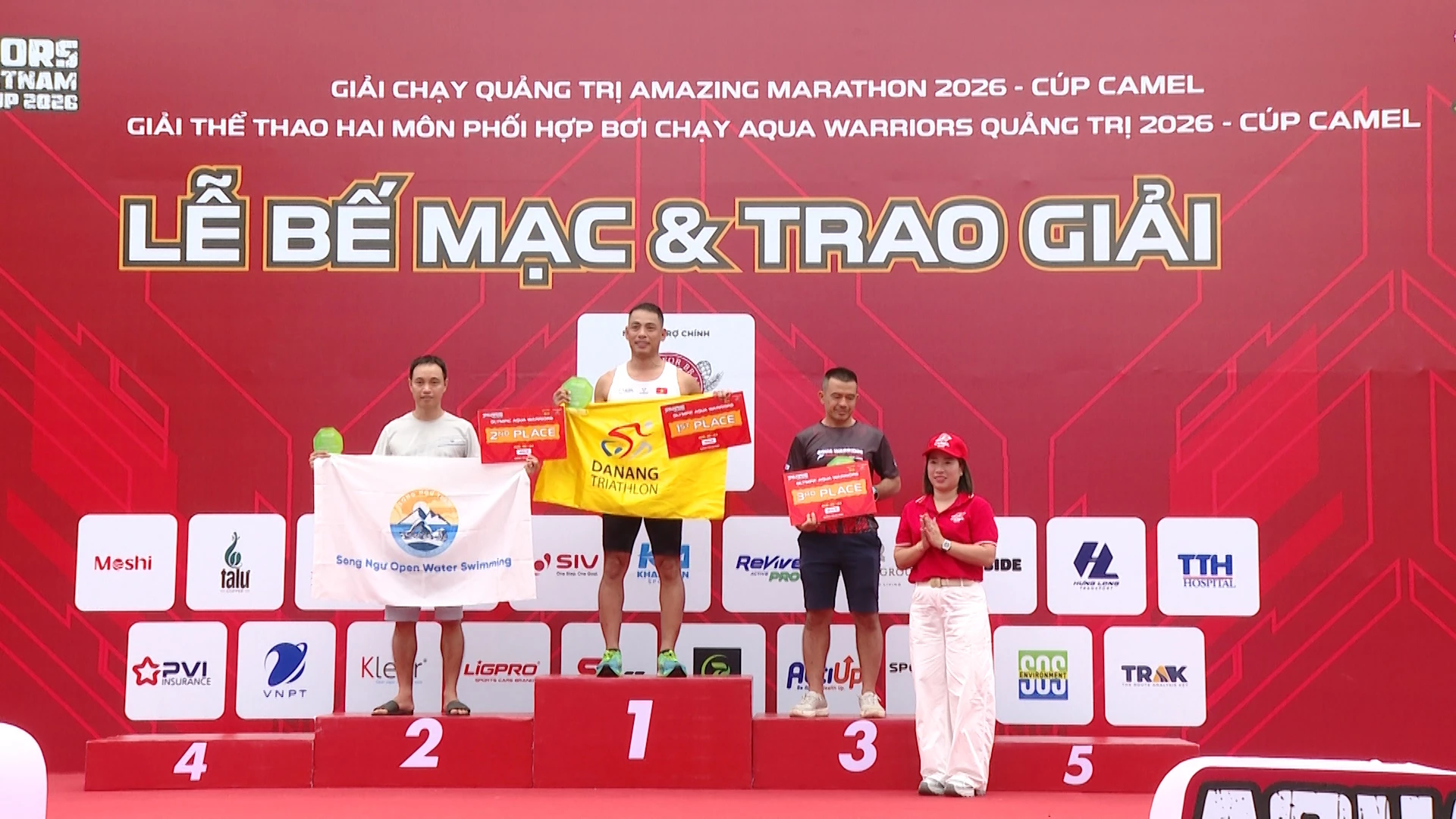 Giải thưởng được trao cho các vận động viên xuất sắc - Ảnh: LT