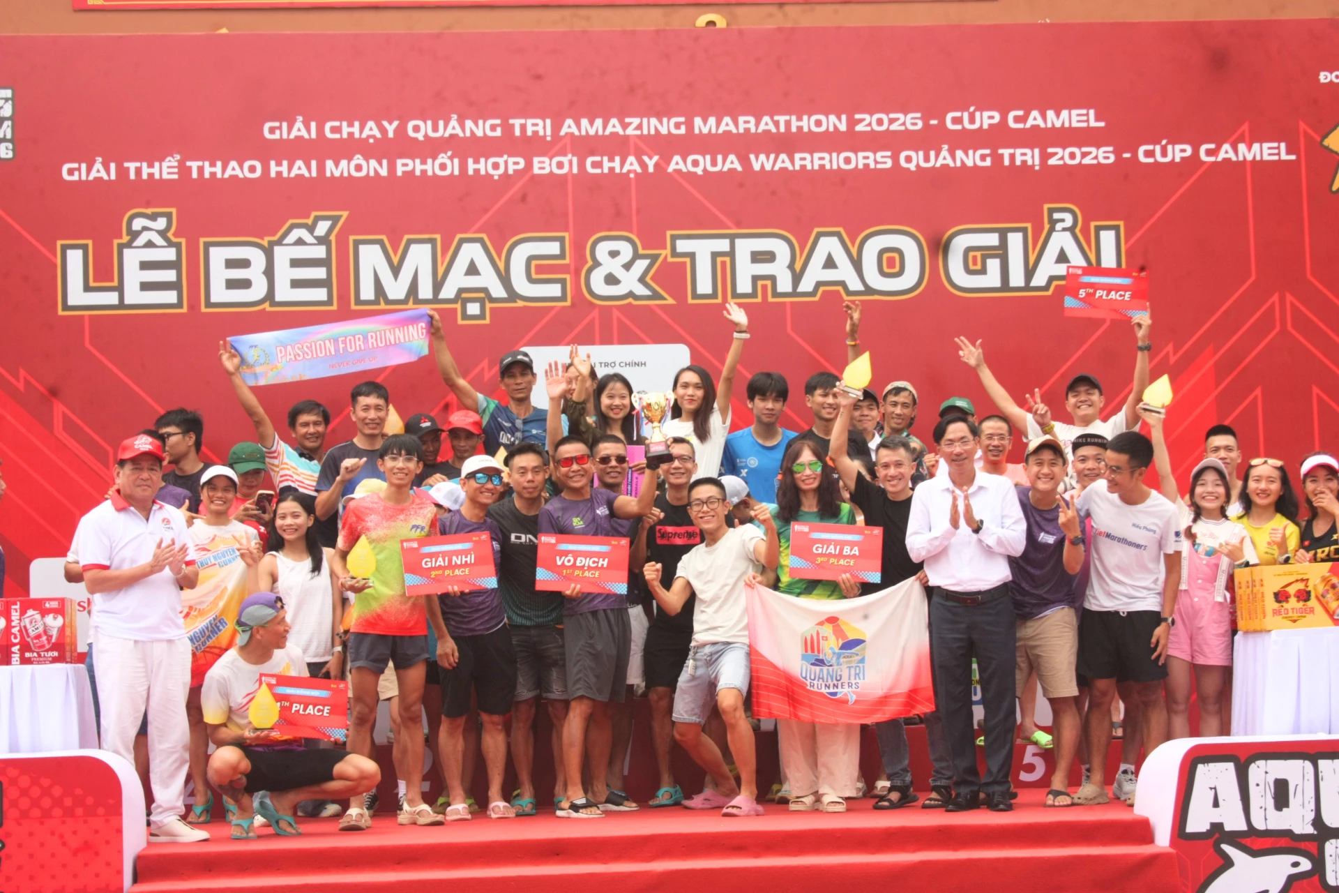 Các đội thi đấu đạt thành tích tốt được vinh danh - Ảnh: LT