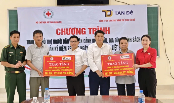 Xã Đakrông: Hơn 800 triệu đồng hỗ trợ gia đình chính sách và học sinh vùng cao