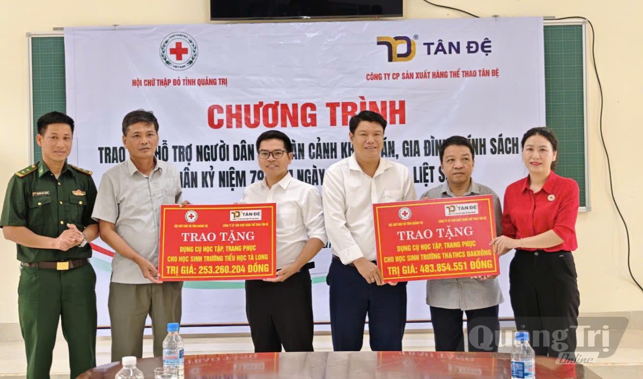 Trao bảng tượng trưng hỗ trợ dụng cụ học tập, trang phục cho các trường học trên địa bàn xã Đakrông-Ảnh: K.S