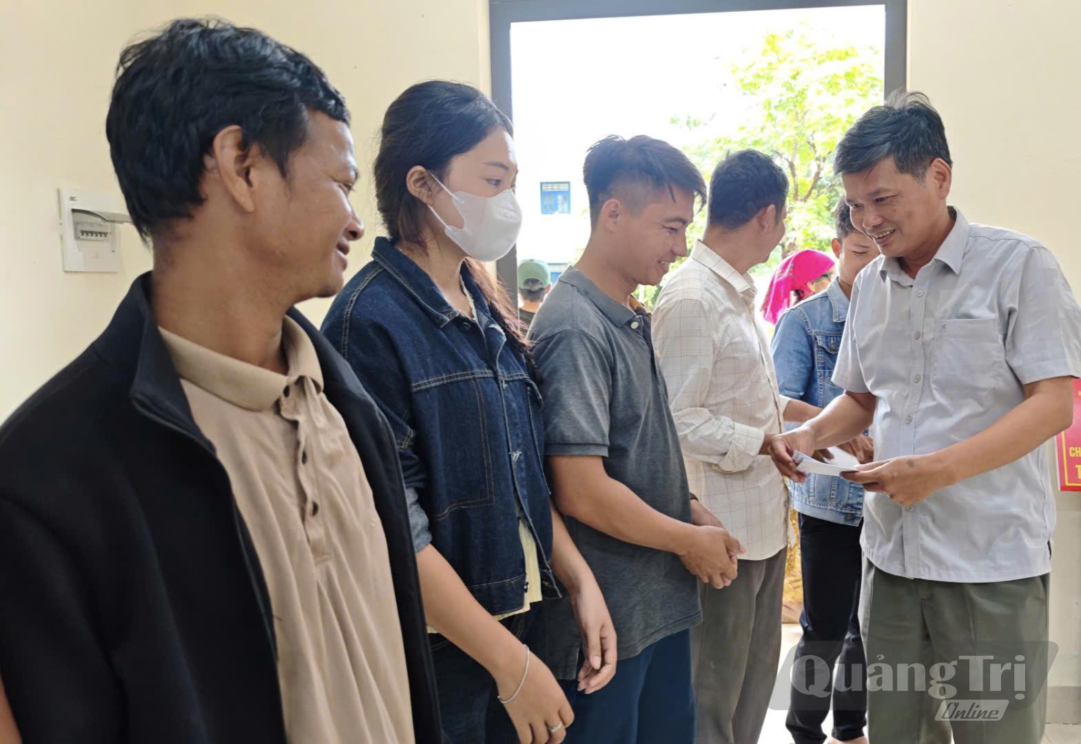 Đại diện Lãnh đạo UBND xã Đakrông trao các phần quà thiết thực tận tay người dân có hoàn cảnh khó khăn-Ảnh: K.S