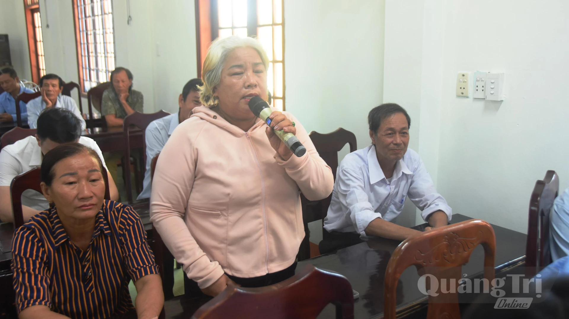 Cử tri xã Triệu Cơ trình bày kiến nghị - Ảnh: Đ.V