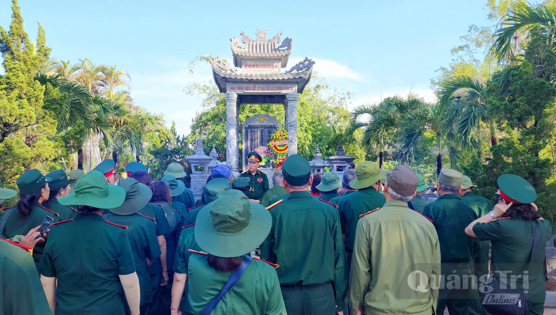 Các cựu chiến binh Trung đoàn 27 thăm lại chiến trường xưa - Ảnh: T.L