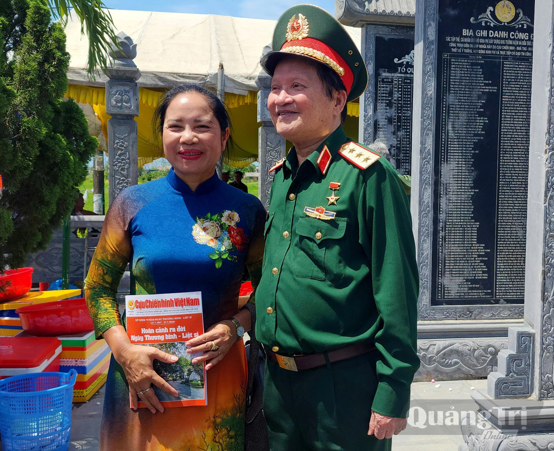 Thượng tướng Nguyễn Huy Hiệu với thân nhân liệt sĩ Trung đoàn 27 tại chương trình Ngọn nến tri ân lần thứ 5 - Ảnh: T.L