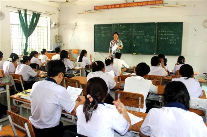 Chế độ nghỉ hưu trước tuổi, thôi việc với hiệu trưởng, hiệu phó dôi dư sau sáp nhập