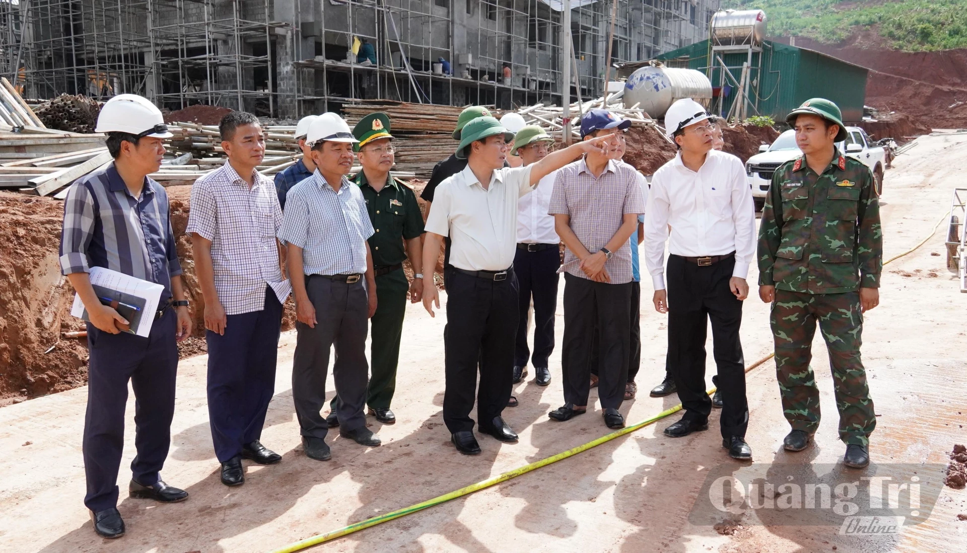 Đồng chí Nguyễn Văn Phương, Bí thư Tỉnh ủy yêu cầu nhà thầu tập trung hoàn thiện các khối chức năng để đủ điều kiện cho học sinh học tập trong năm học mới - Ảnh: Q.V