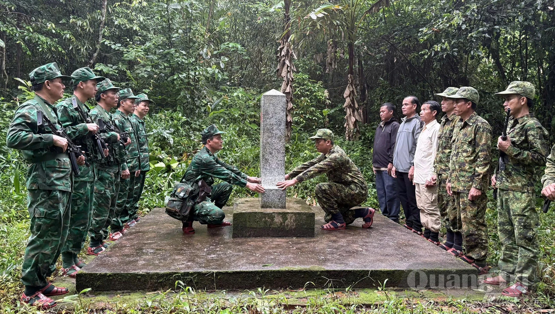 Lực lượng hai bên kiểm tra, xác nhận tình trạng mốc quốc giới 547 trong quá trình tuần tra song phương - Ảnh: N.M