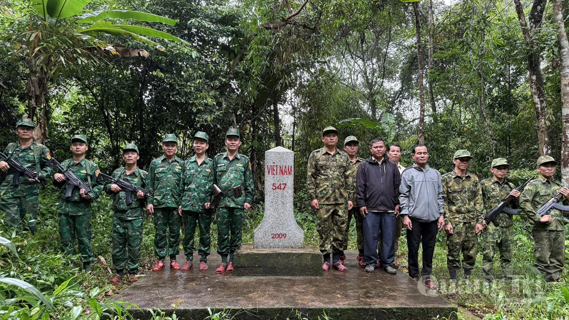 Lực lượng biên phòng và đại diện cấp ủy, chính quyền hai bên chụp ảnh lưu niệm tại mốc quốc giới 547 - Ảnh: N.M