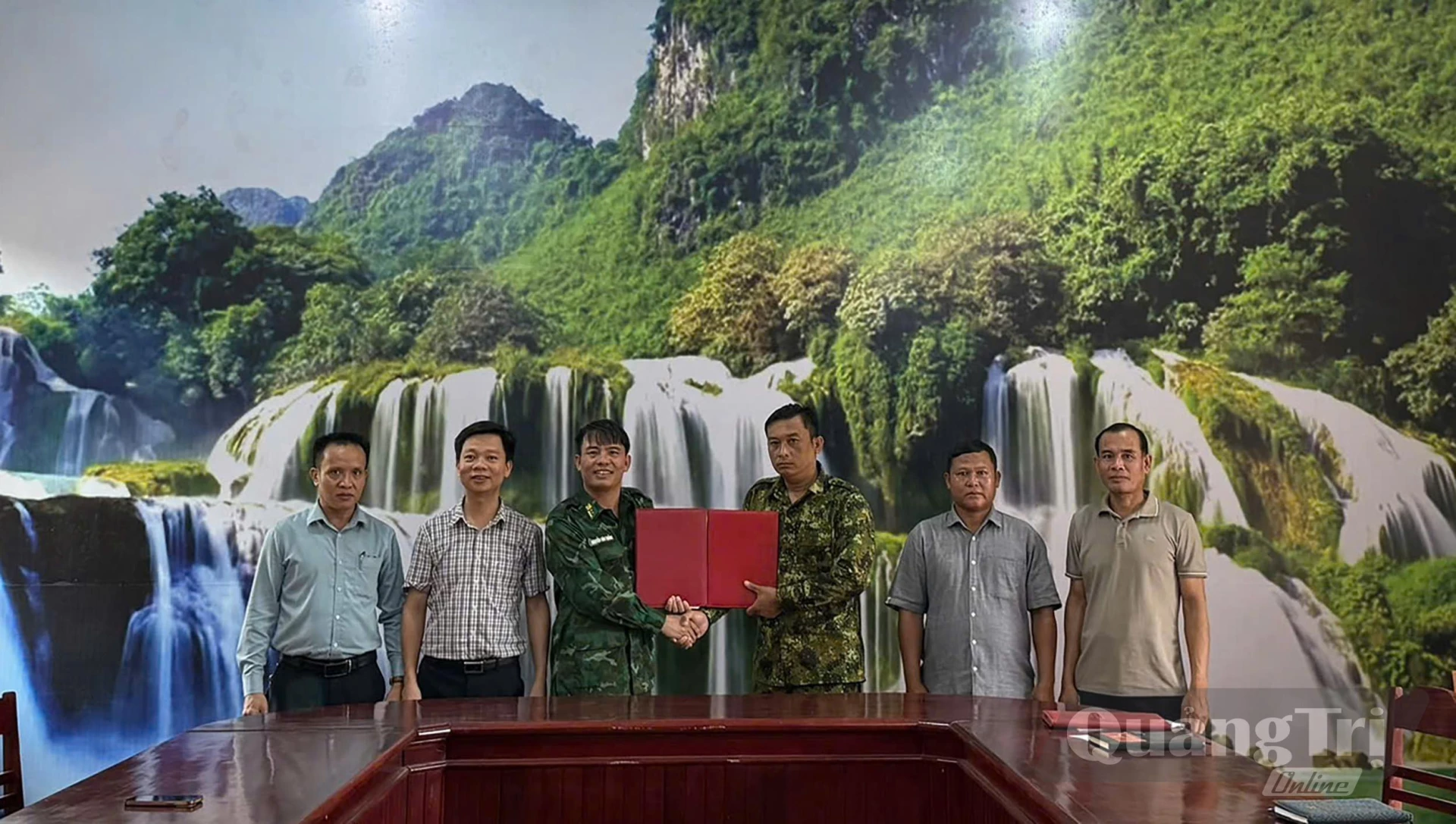 Đại diện lực lượng chức năng hai bên ký biên bản tuần tra song phương - Ảnh: N.M