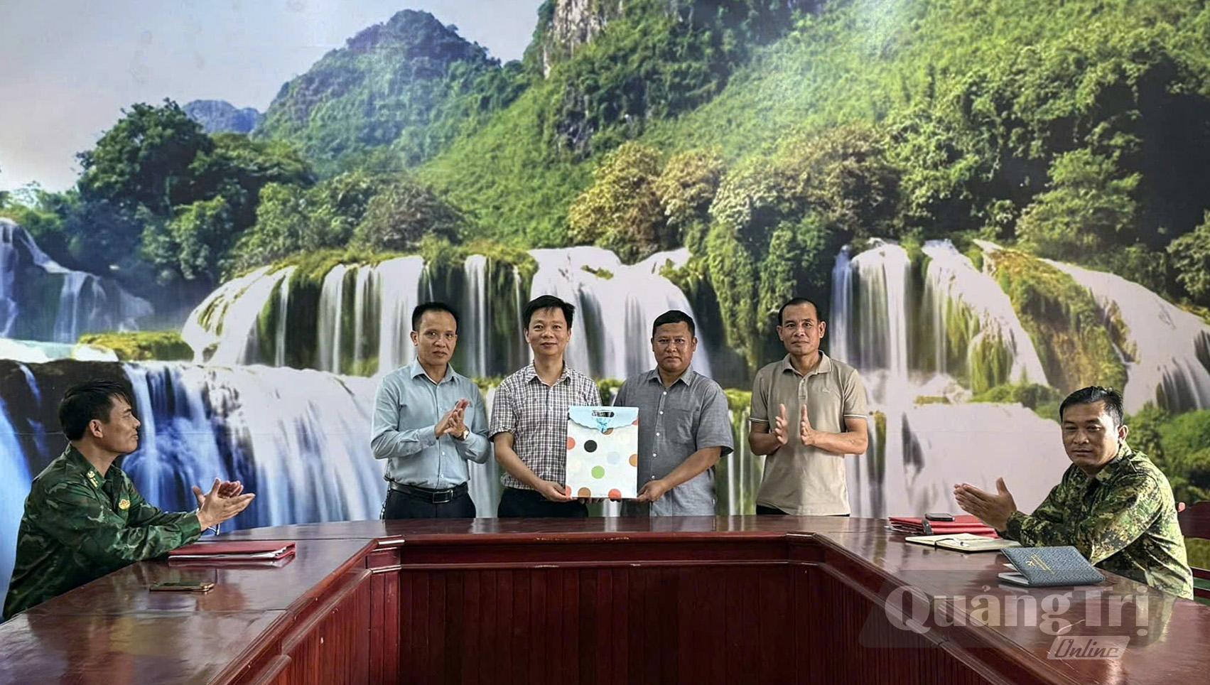 Đại diện hai bên trao tặng quà, thắt chặt tình đoàn kết, hữu nghị Việt Nam - Lào - Ảnh: N.M