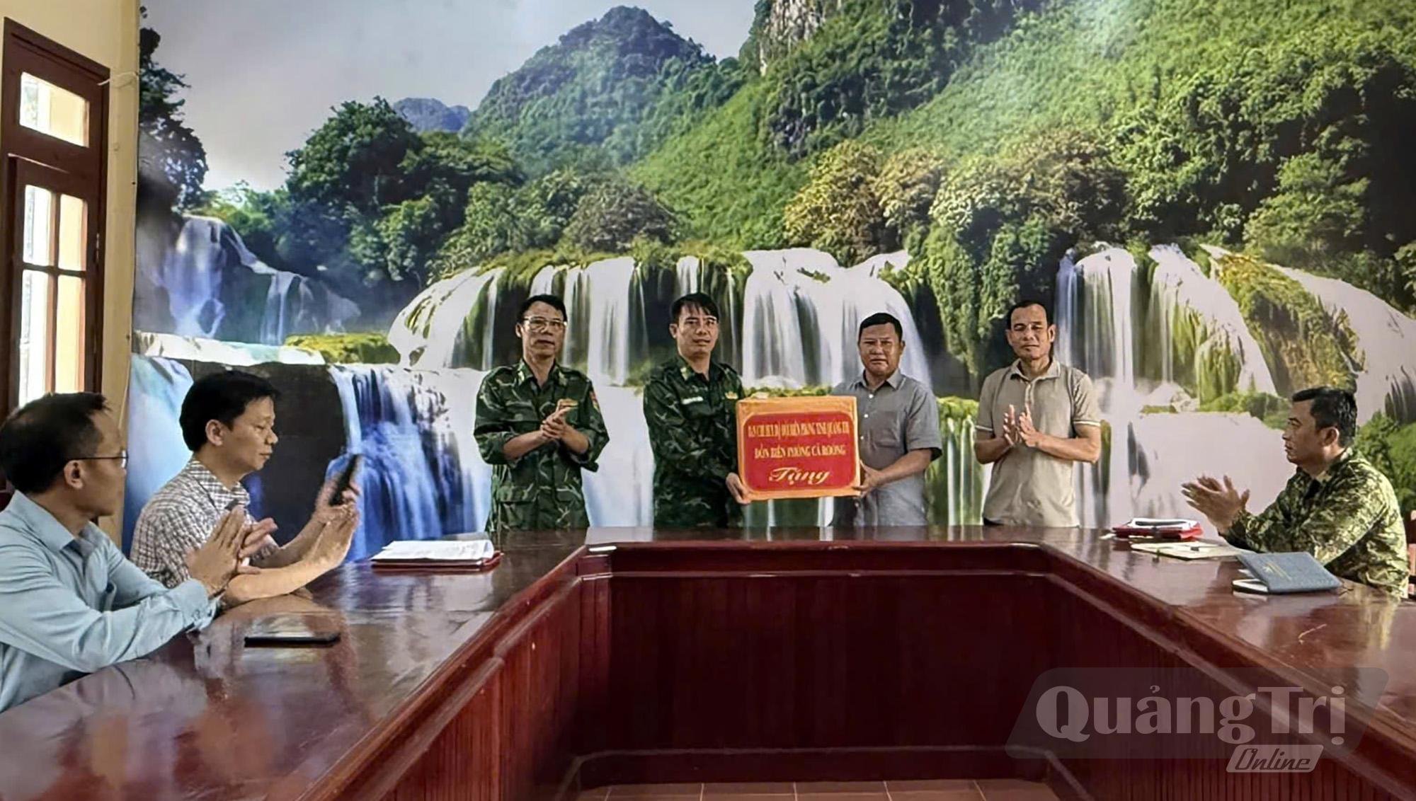 Đại diện hai bên trao tặng quà, thắt chặt tình đoàn kết, hữu nghị Việt Nam - Lào - Ảnh: N.M