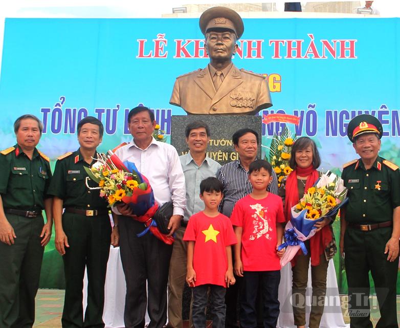 Doanh nhân Phan Hải (người mặc áo trắng) tại lễ khánh thành tượng đài Đại tướng Võ Nguyên Giáp - Ảnh: tư liệu (T.L chụp lại)