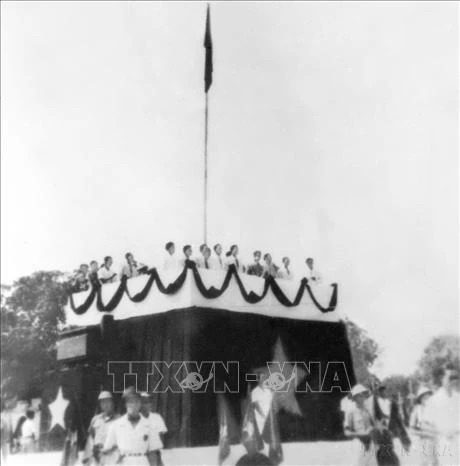 Ngày 2/9/1945, tại Quảng trường Ba Đình-Hà Nội, Chủ tịch Hồ Chí Minh đọc “Tuyên ngôn Độc lập”, tuyên bố sự ra đời của nước Việt Nam Dân chủ Cộng hòa-Nhà nước dân chủ nhân dân đầu tiên ở Đông Nam Á. Ảnh tư liệu: TTXVN
