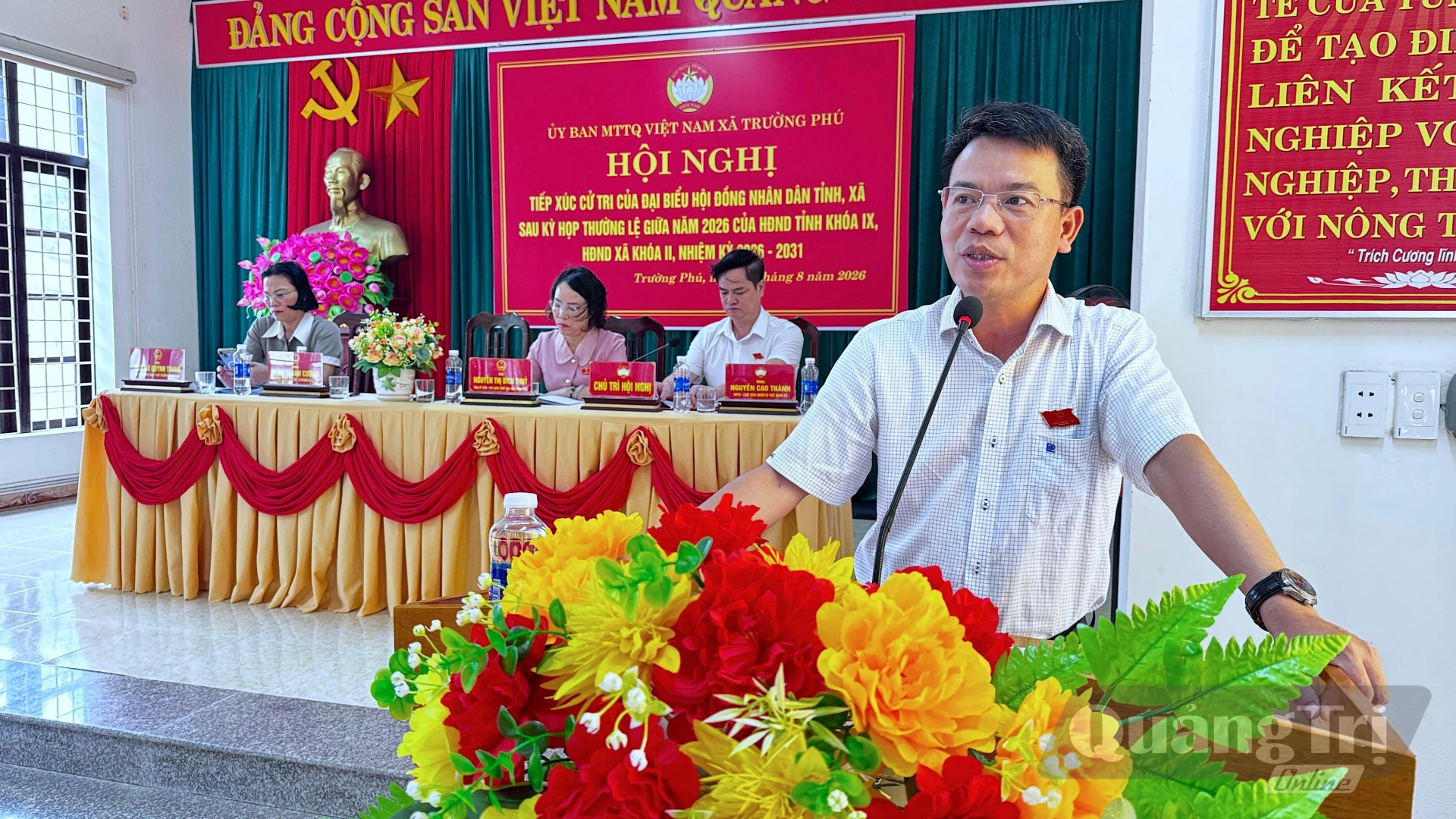 Đại diện tổ đại biểu số 11, HĐND tỉnh tiếp thu, ghi nhận các ý kiến, kiến nghị của cử tri - Ảnh: Quang Ngọc
