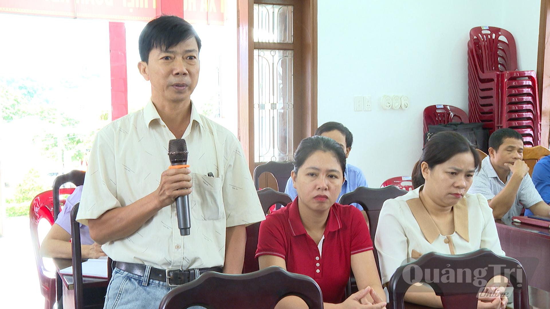 Cử tri trình bày kiến nghị tại buổi tiếp xúc - Ảnh: M.V