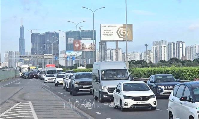 Các phương tiện nối đuôi nhau đoạn từ nút giao An Phú vào đường dẫn lên cao tốc TP Hồ Chí Minh-Long Thành sáng 30/8 ngày nghỉ lễ thứ hai kỳ nghỉ Quốc khánh 2/9. Ảnh: Hồng Đạt/TTXVN