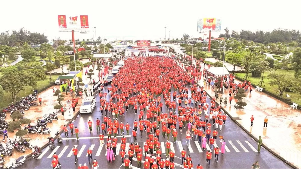 Chương trình đi bộ “Cùng Việt Nam tiến bước” năm 2025 tại điểm chính của tỉnh Quảng Trị. (Ảnh: HƯƠNG GIANG)