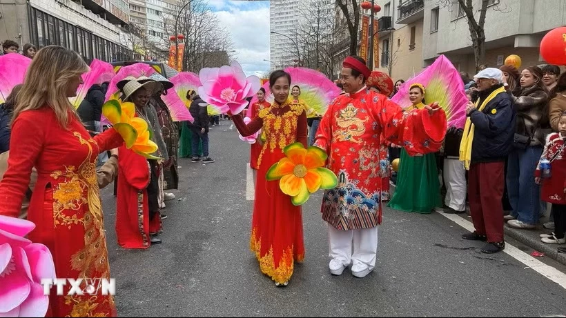 Màn trình diễn áo dài của cộng đồng người Việt tại Pháp trong cuộc diễu hành mừng Năm mới Âm lịch 2026 ở thủ đô Paris. (Ảnh: Hữu Chiến/TTXVN)
