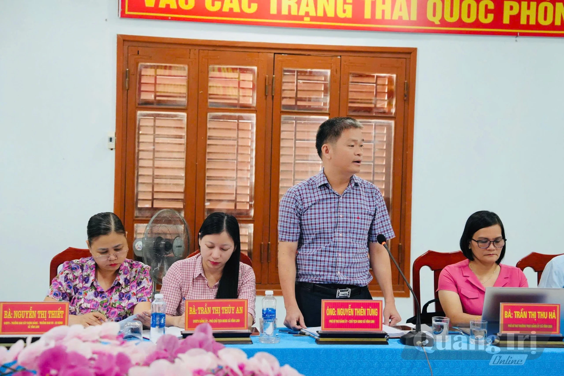 Đại diện lãnh đạo xã Vĩnh Linh báo cáo tình hình phát triển kinh tế, xã hội 6 tháng đầu năm tại buổi làm việc - Ảnh: Mỹ Nhị