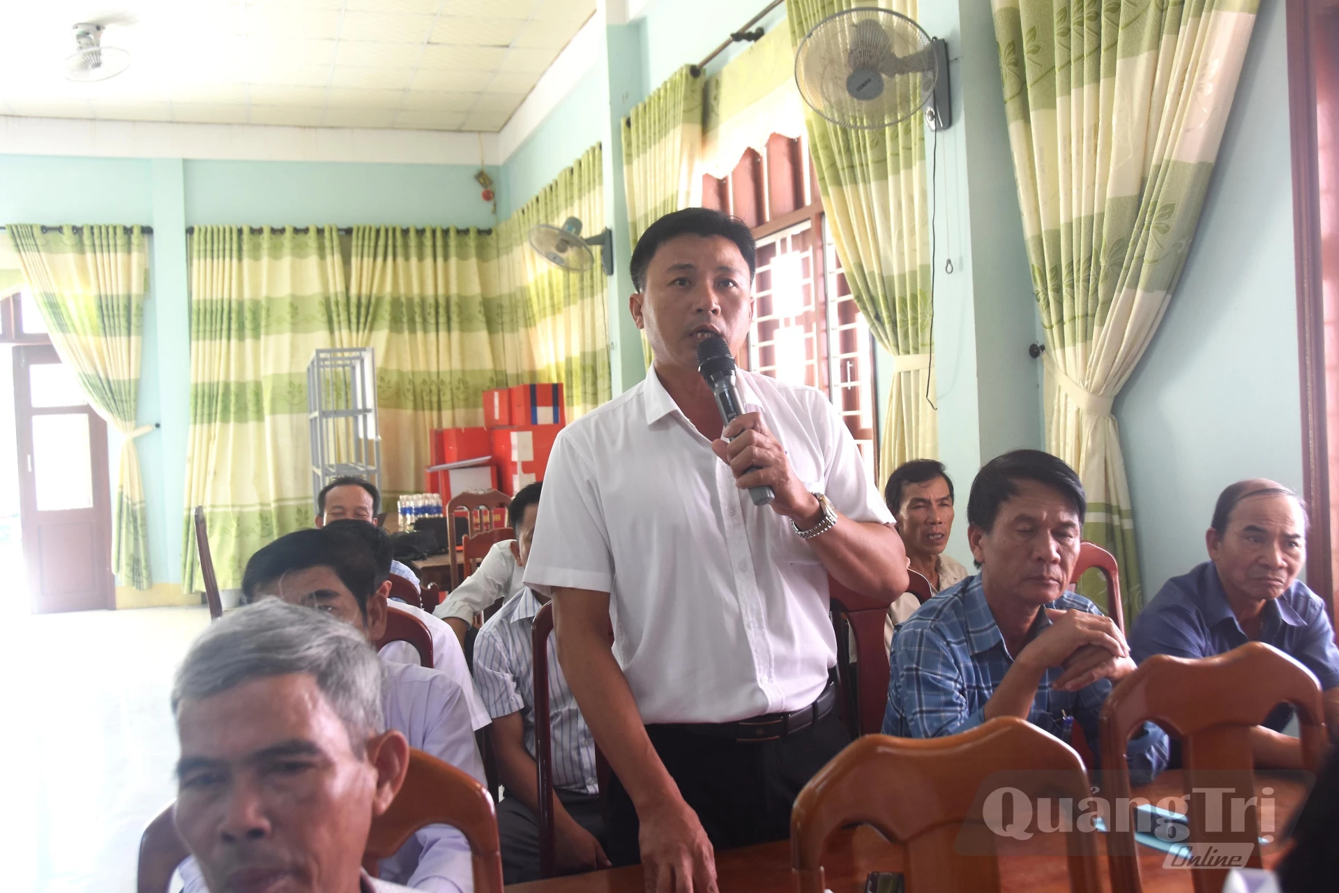 Cử tri xã Vĩnh Định nêu kiến nghị - Ảnh: Đ.V