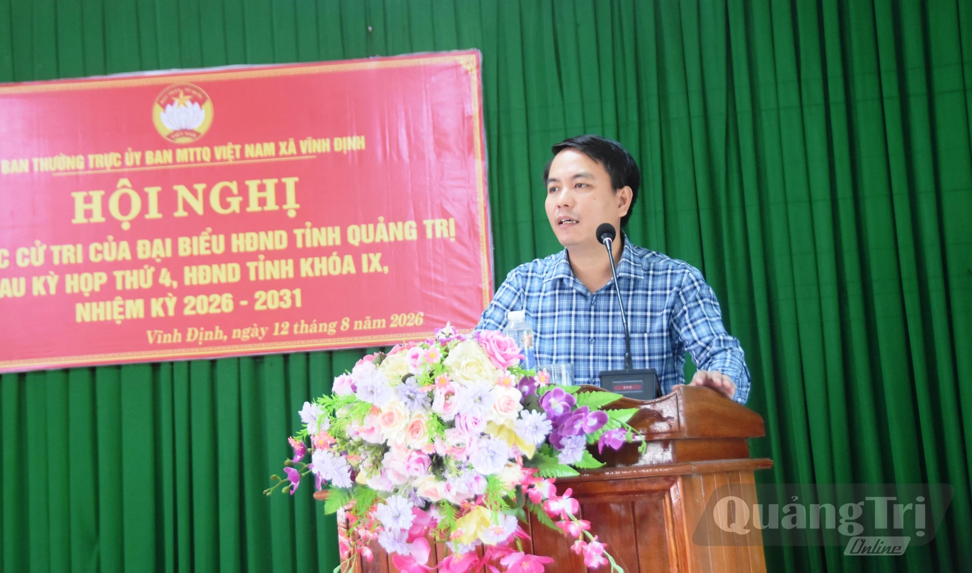 Lãnh đạo xã Vĩnh Định giải đáp một số nội dung liên quan kiến nghị của cử tri - Ảnh: Đ.V