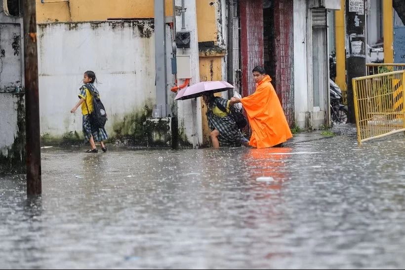 Ngập lụt sau mưa lớn tại thành phố Quezon, Philippines ngày 17/8/2026. (Ảnh: THX/TTXVN phát)