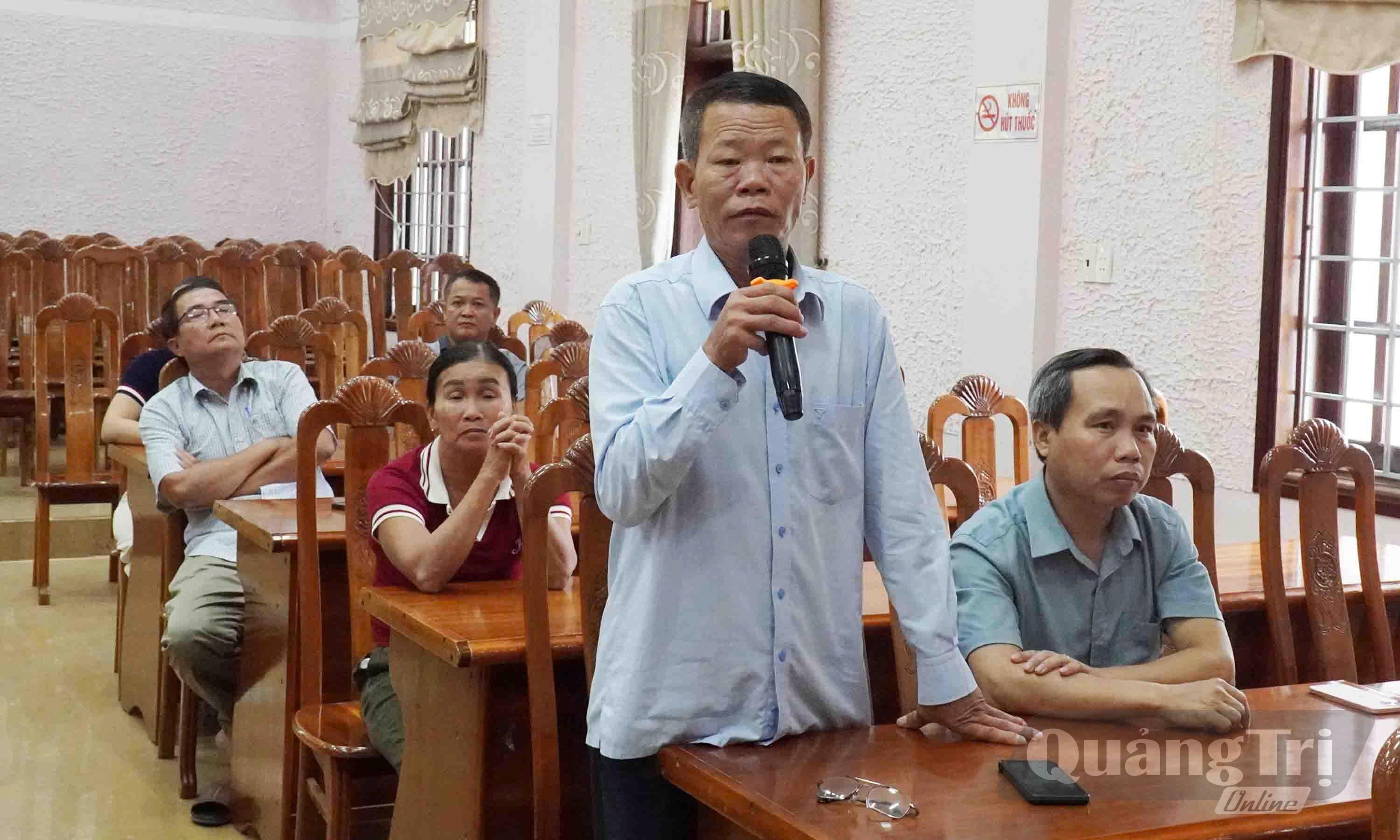 Cử tri xã Cam Lộ nêu ý kiến tại buổi tiếp xúc - Ảnh: A.V