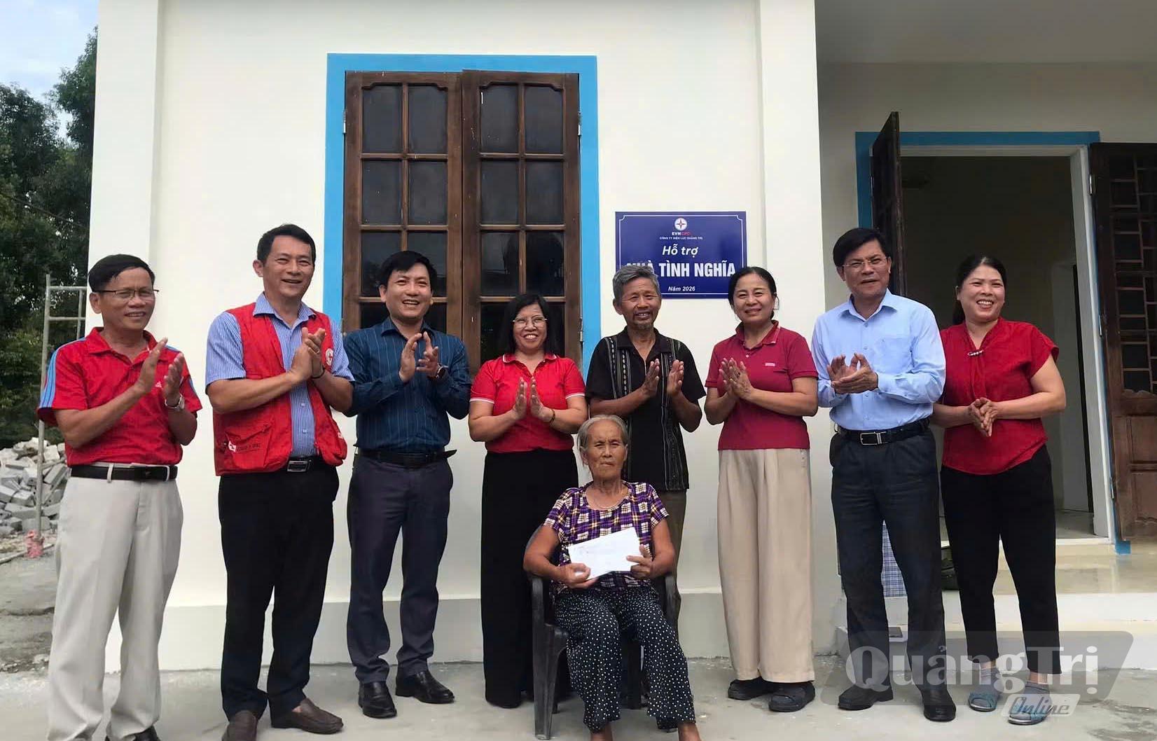 Gia đình ông Nguyễn Văn Hiền (ở xã Quảng Trạch) vui mừng trong ngày khánh thành nhà mới - Ảnh: P.V.