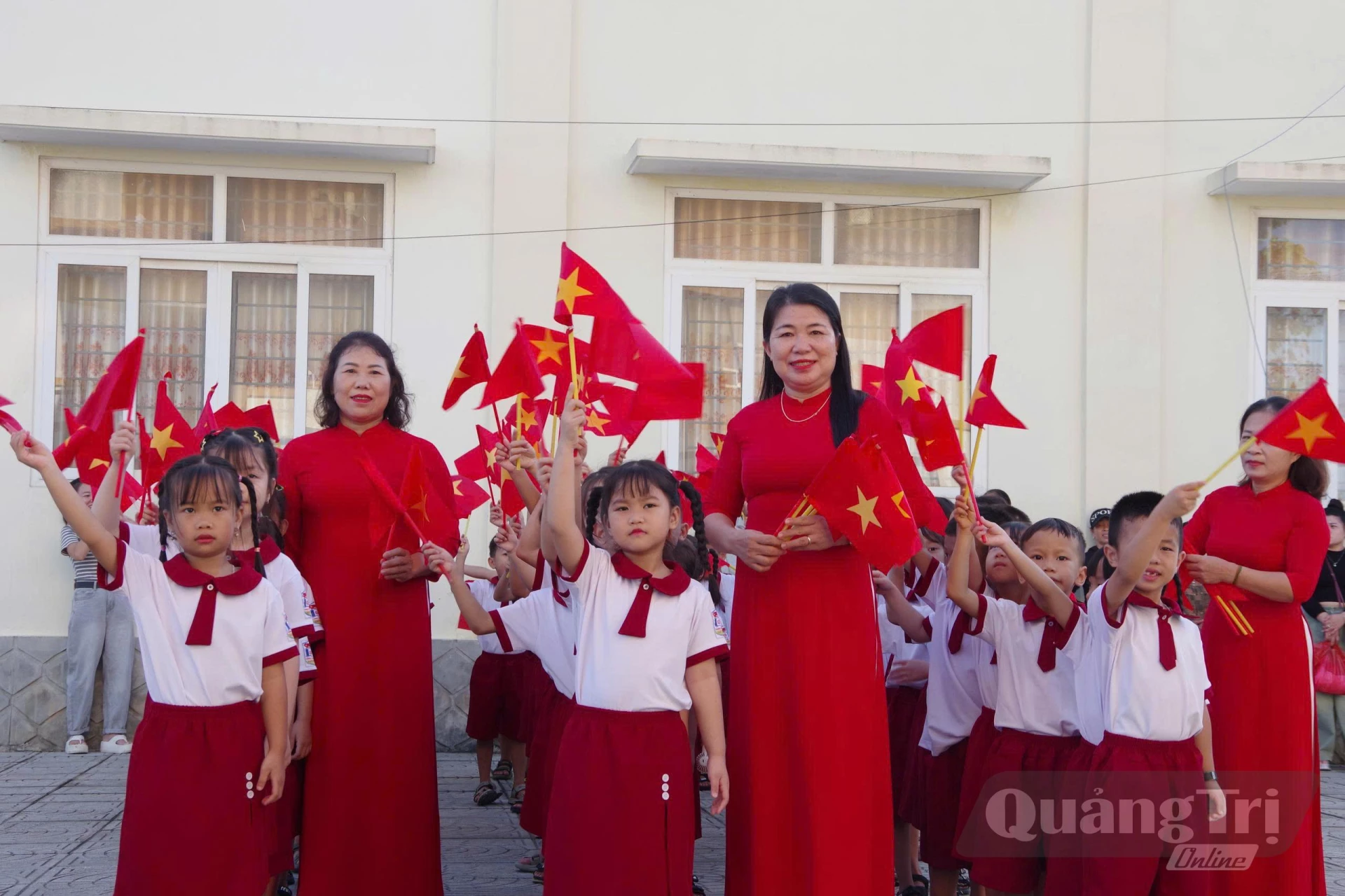 Học sinh tựu trường sớm nhất trước 1 tuần so với ngày khai giảng - Ảnh: Nh. V