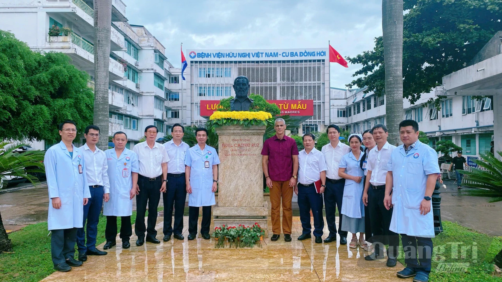 Ông Mauricio Alejandro Martínez Duque, Tổng Lãnh sự nước Cộng hòa Cuba tại TP. Hồ Chí Minh đến dâng hương tại tượng đài Chủ tịch Cuba Fidel Castro ở Bệnh viện hữu nghị Việt Nam-Cuba Đồng Hới vào tháng 8/2026 - Ảnh: T.L