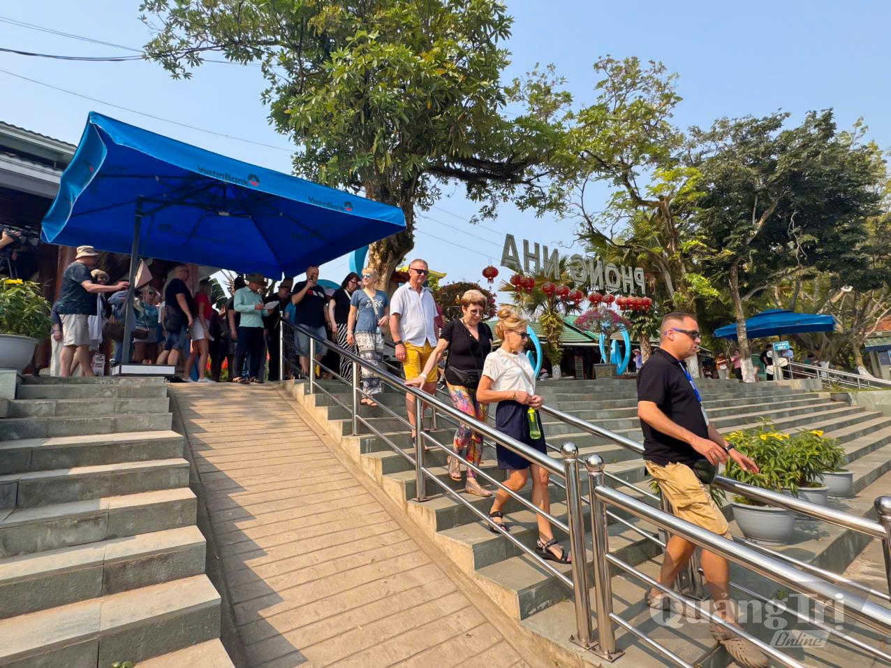 Lượng khách du lịch quốc tế đến Phong Nha-Kẻ Bàng ngày càng tăng - Ảnh: N.H