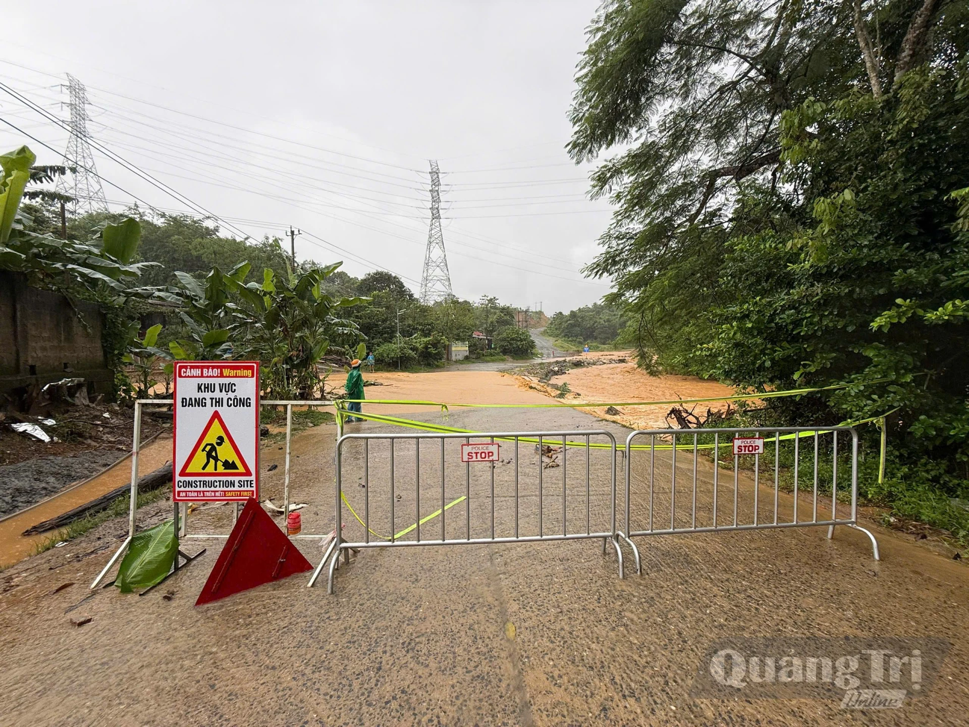 Chính quyền các địa phương đã chủ động triển khai lực lượng canh gác và bố trí barie, biển cảnh báo tại các vị trí ngầm, tràn bị ngập - Ảnh: PV