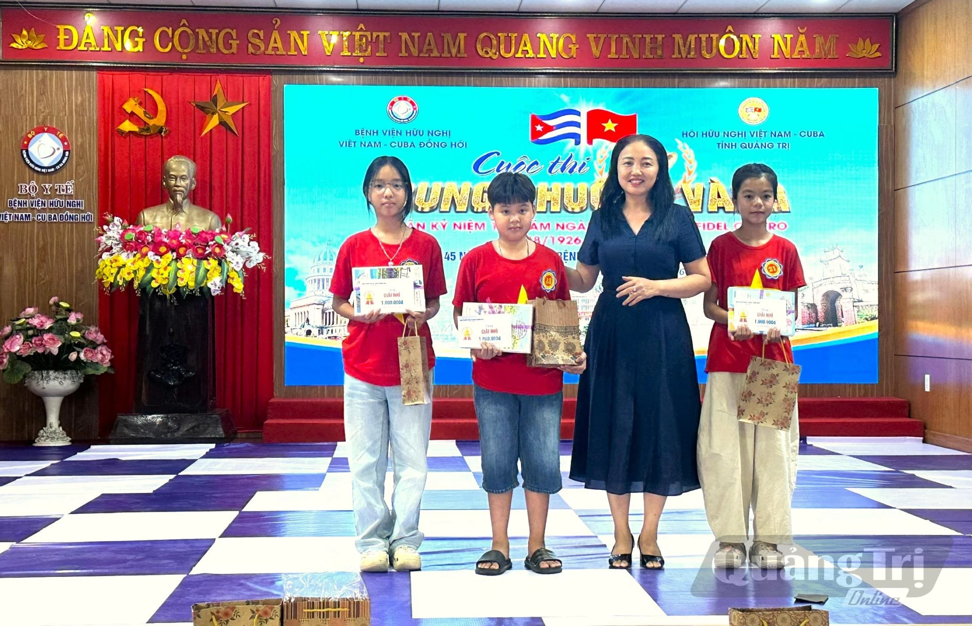 Ban tổ chức trao giải cho các thí sinh đạt giải Nhì tại cuộc thi - Ảnh: T.L