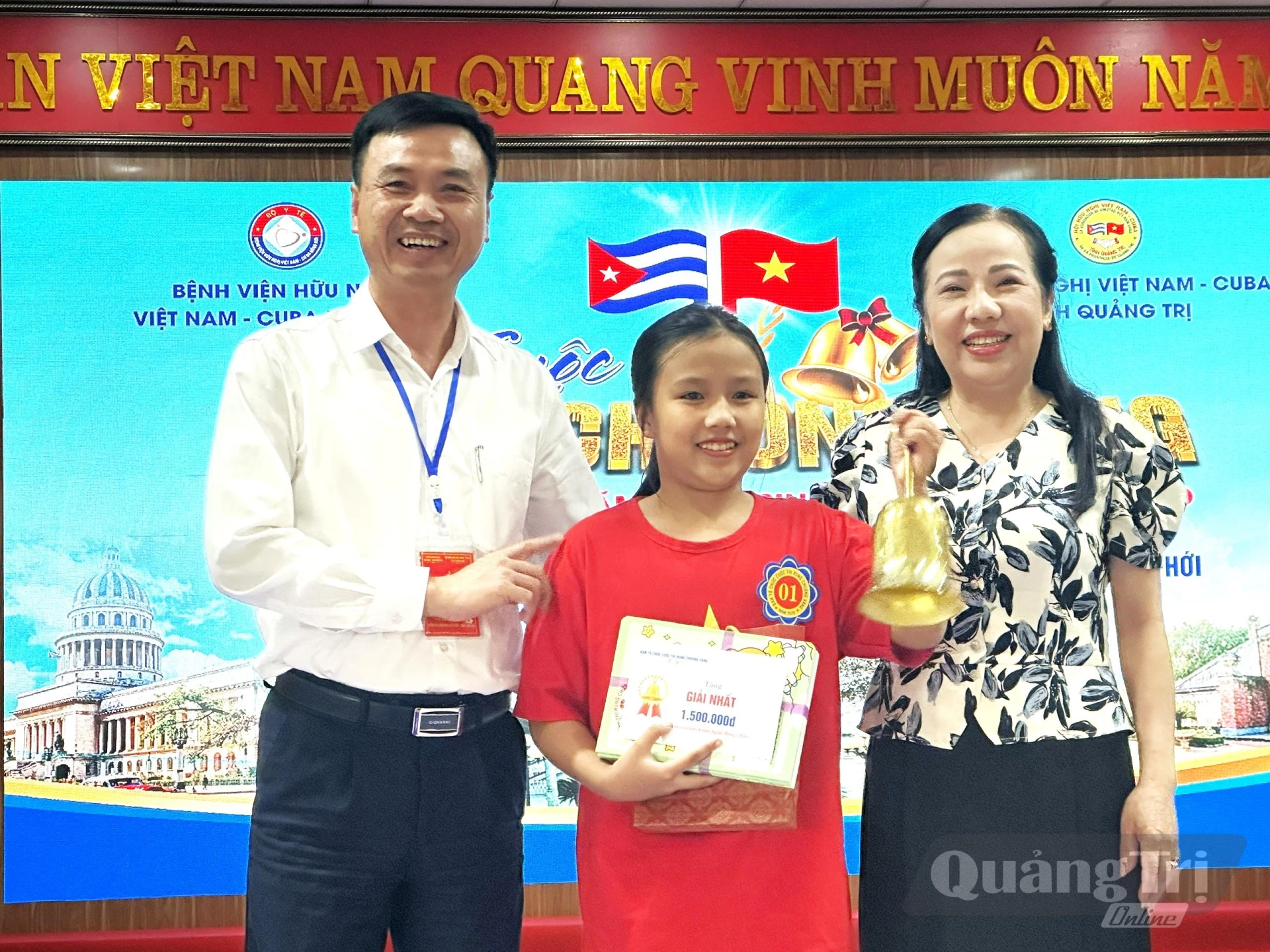 Ban tổ chức trao giải Nhất cho thí sinh tại cuộc thi Rung chuông vàng - Ảnh: T.L