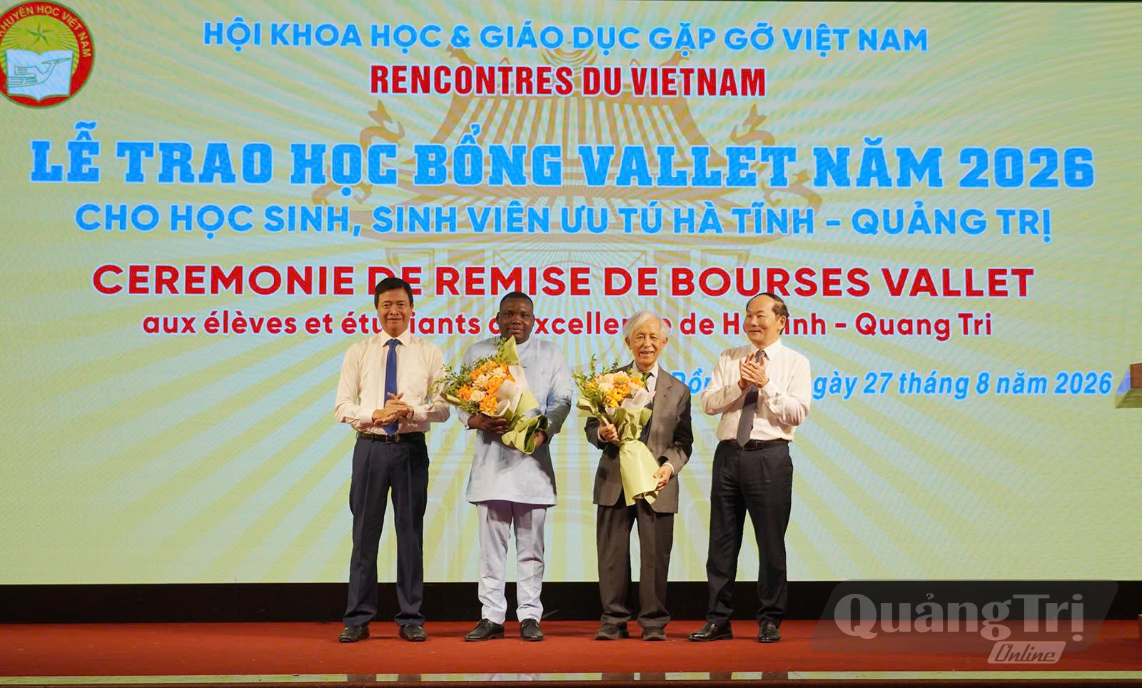 Lãnh đạo UBND tỉnh và Hội Khuyến học tỉnh Quảng Trị tặng hoa cám ơn Giáo sư Trần Thanh Vân và Tiến sĩ Espéran Padonou - Ảnh: T.L
