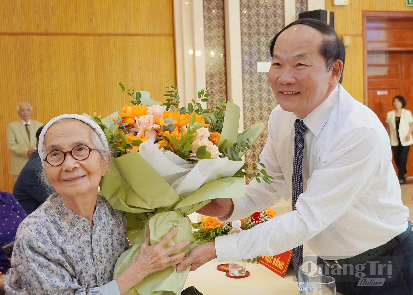 Chủ tịch Hội Khuyến học tỉnh Quảng Trị tặng hoa cám ơn Giáo sư Lê Kim Ngọc, Chủ tịch Hội vì trẻ em Việt Nam tại Cộng Hòa Pháp -  Ảnh: T.L