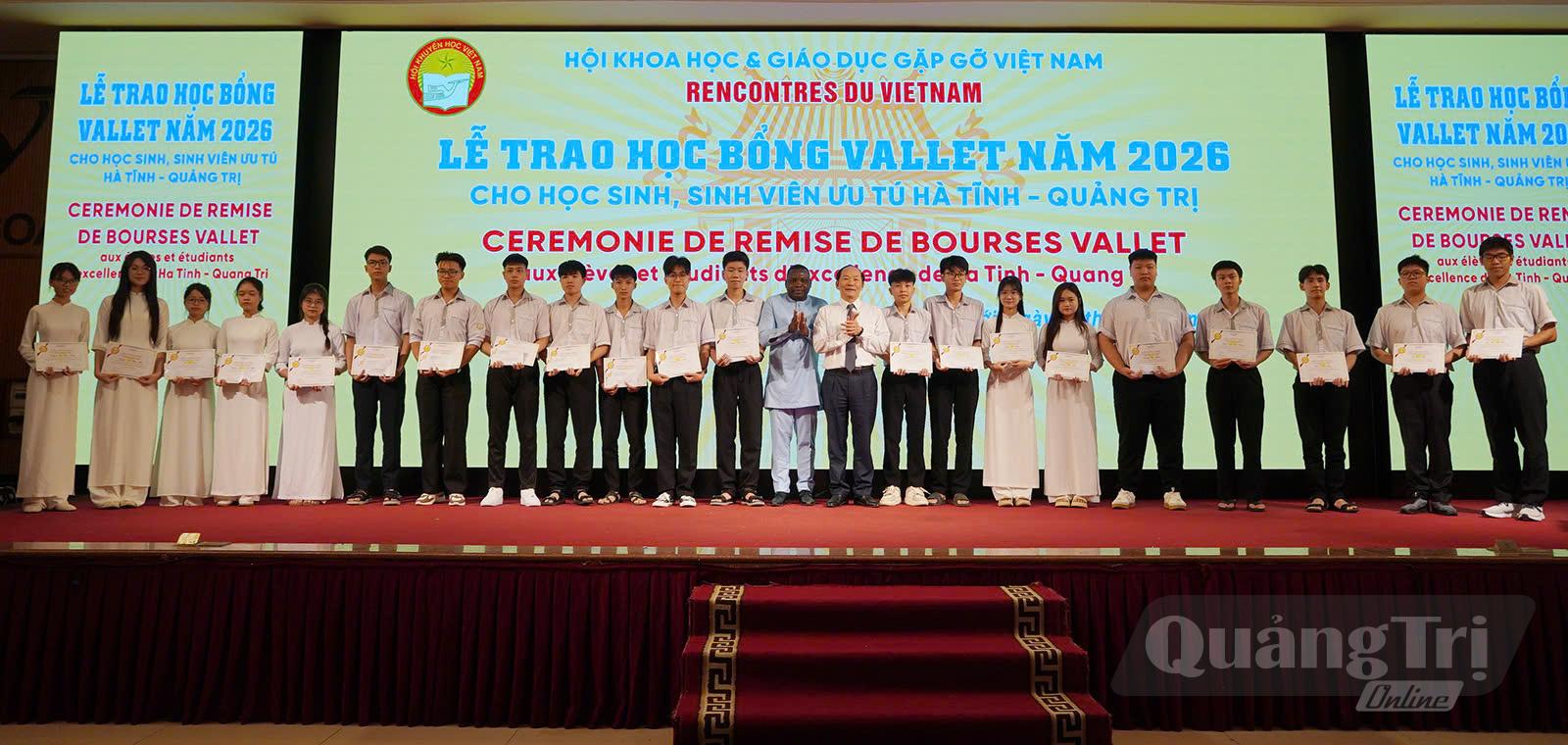 208 học sinh, sinh viên ưu tú hai tỉnh Quảng Trị và Hà Tĩnh vinh dự được nhận học bổng Vallet - Ảnh: T.L