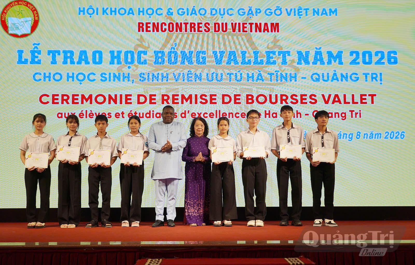 Các học sinh Làng trẻ em SOS Đồng Hới nhận học bổng tại chương trình - Ảnh: T.L