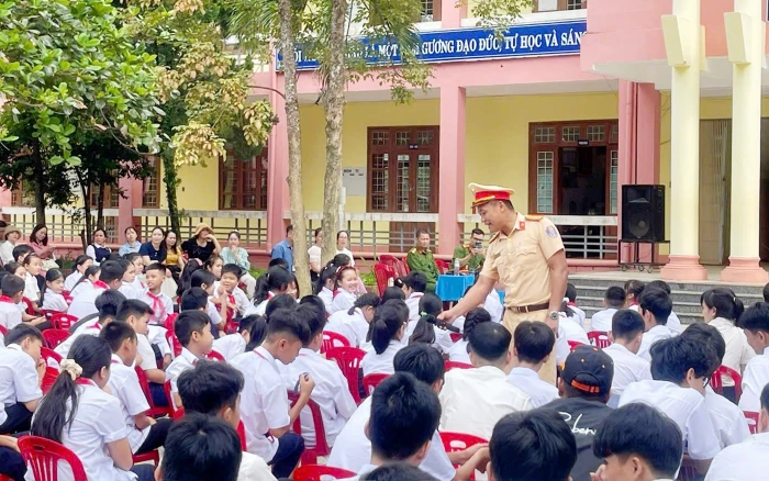 Thực hiện các giải pháp giúp học sinh, sinh viên tham gia giao thông an toàn