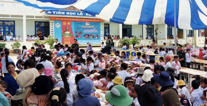Hơn 270 triệu đồng trao tặng quà cho người dân và học sinh nghèo