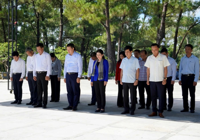 Đoàn công tác tỉnh Đồng Nai dâng hương tưởng nhớ các anh hùng liệt sĩ