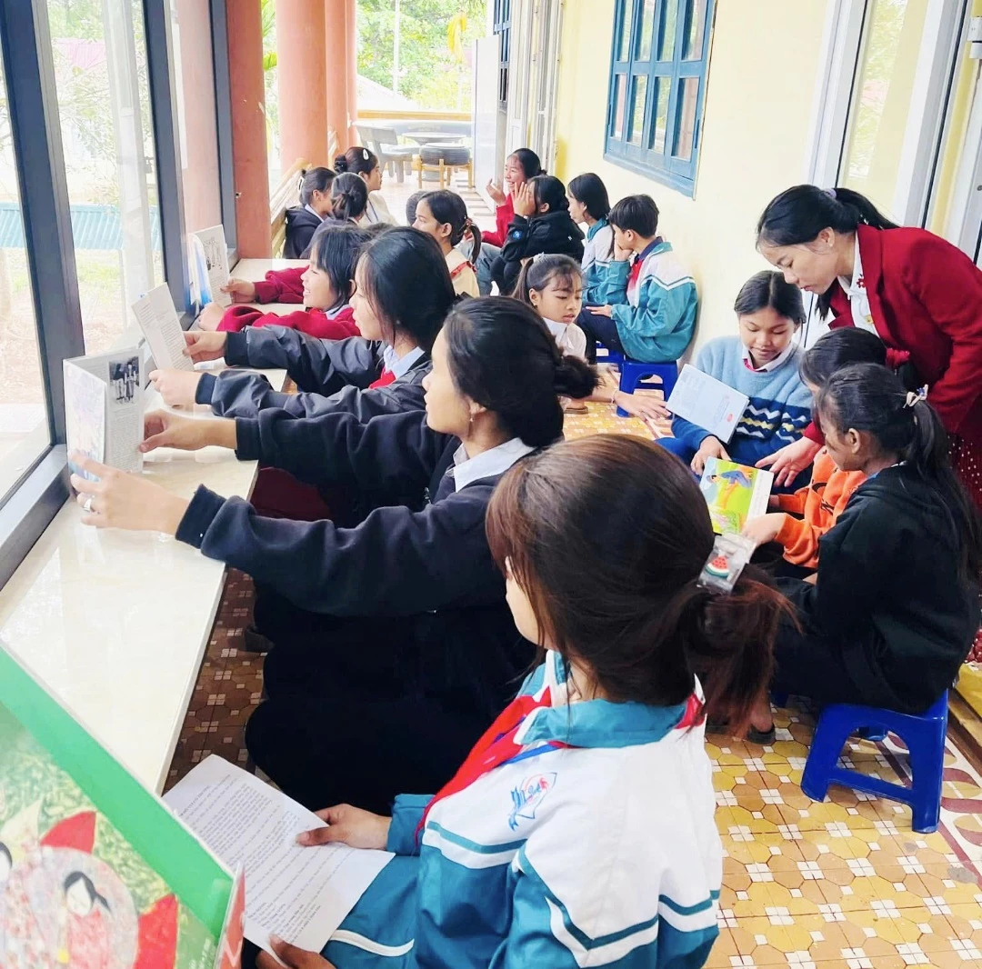 Học sinh Trường TH và THCS A Xing thích thú với phòng đọc sách Gạc Ma - Ảnh: K.S