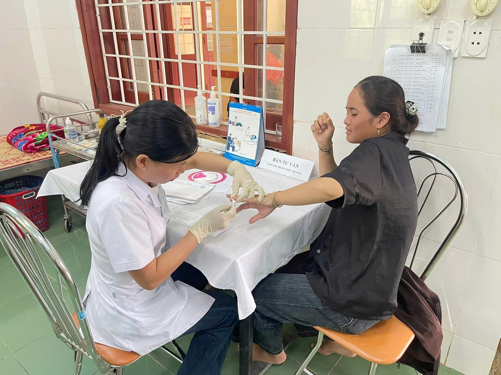 Tư vấn sàng lọc trước sinh tại điểm Trạm Y tế Hướng Lộc,xã Tân Lập - Ảnh: H.L