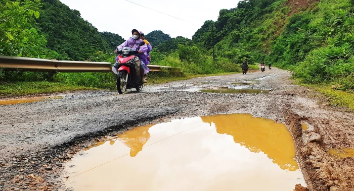 Người dân khó khăn vì đường xuống cấp, hư hỏng trầm trọng