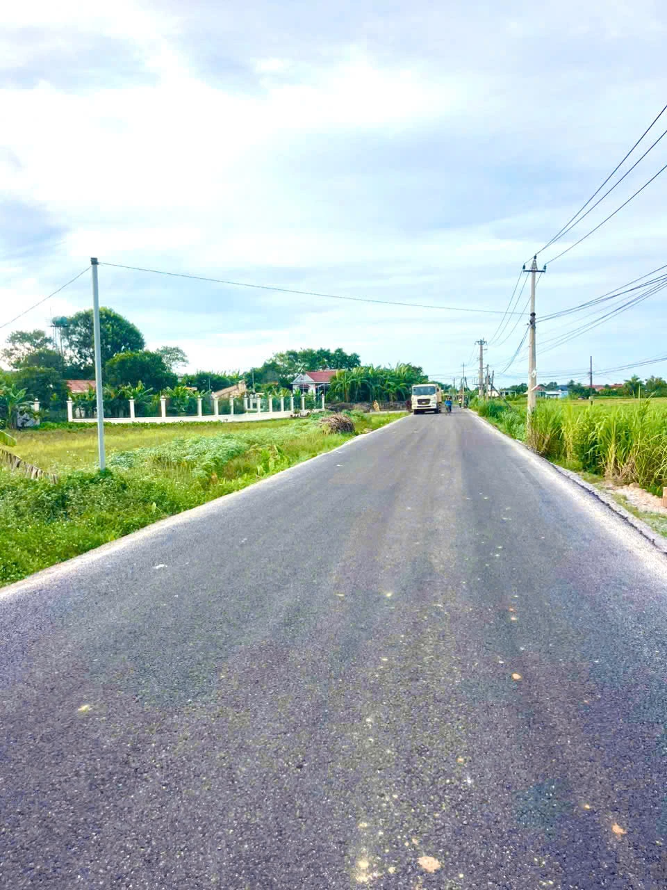 Tuyến đường Sen Bàng đưa vào sử dụng không chỉ giúp việc đi lại của người dân an toàn, thuận tiện mà còn góp phần thúc đẩy phát triển kinh tế-xã hội - Ảnh: S.H