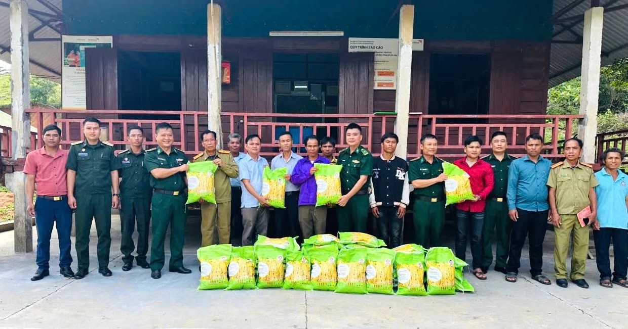 Đồn Biên phòng Hướng Phùng trao tặng 500kg lúa giống cho 75 hộ dân bản Xà Đu Phường, huyện Sê Pôn (Lào) -Ảnh: L.T