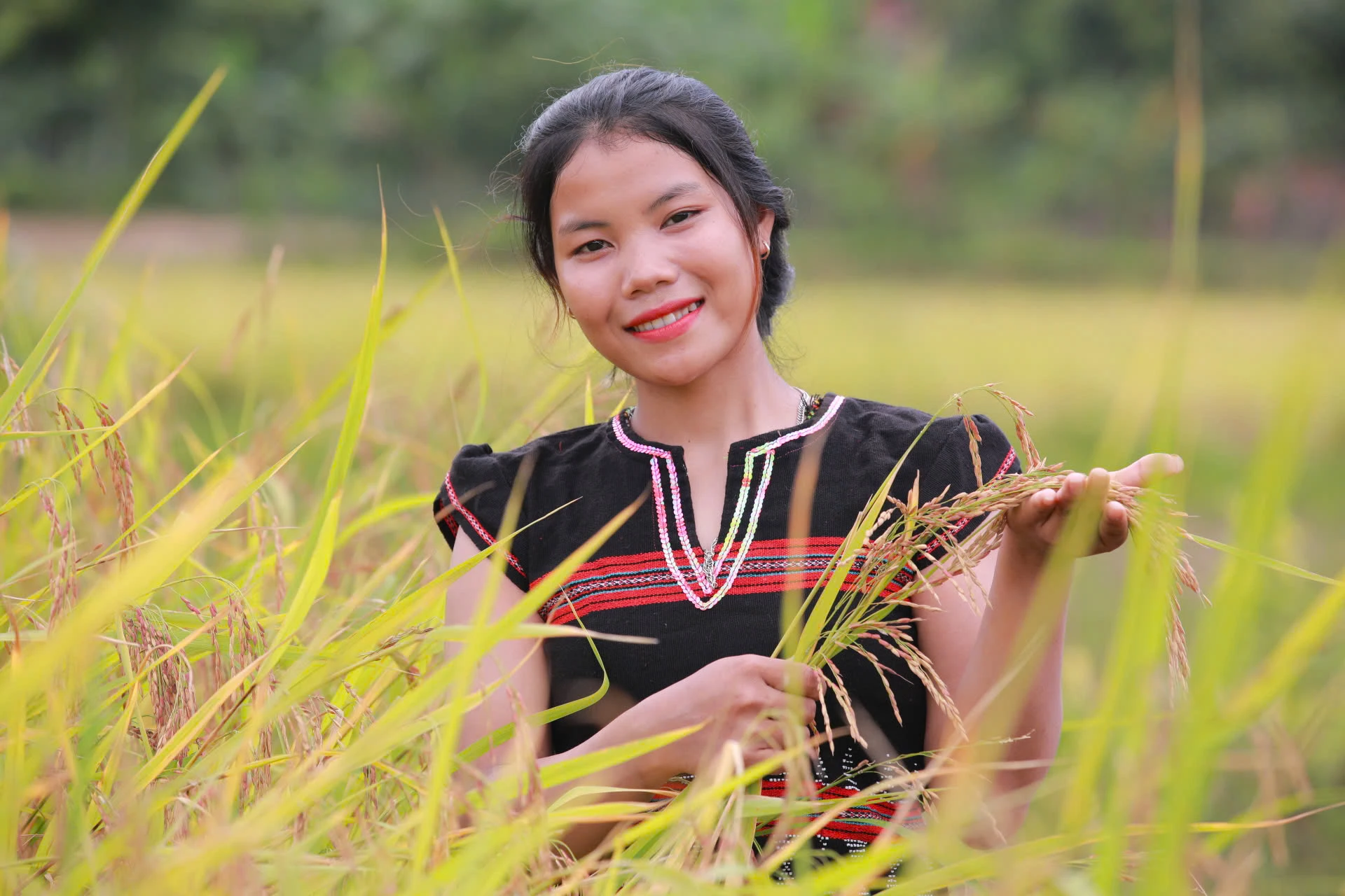 Thiếu nữ Pa Kô trên nương rẫy