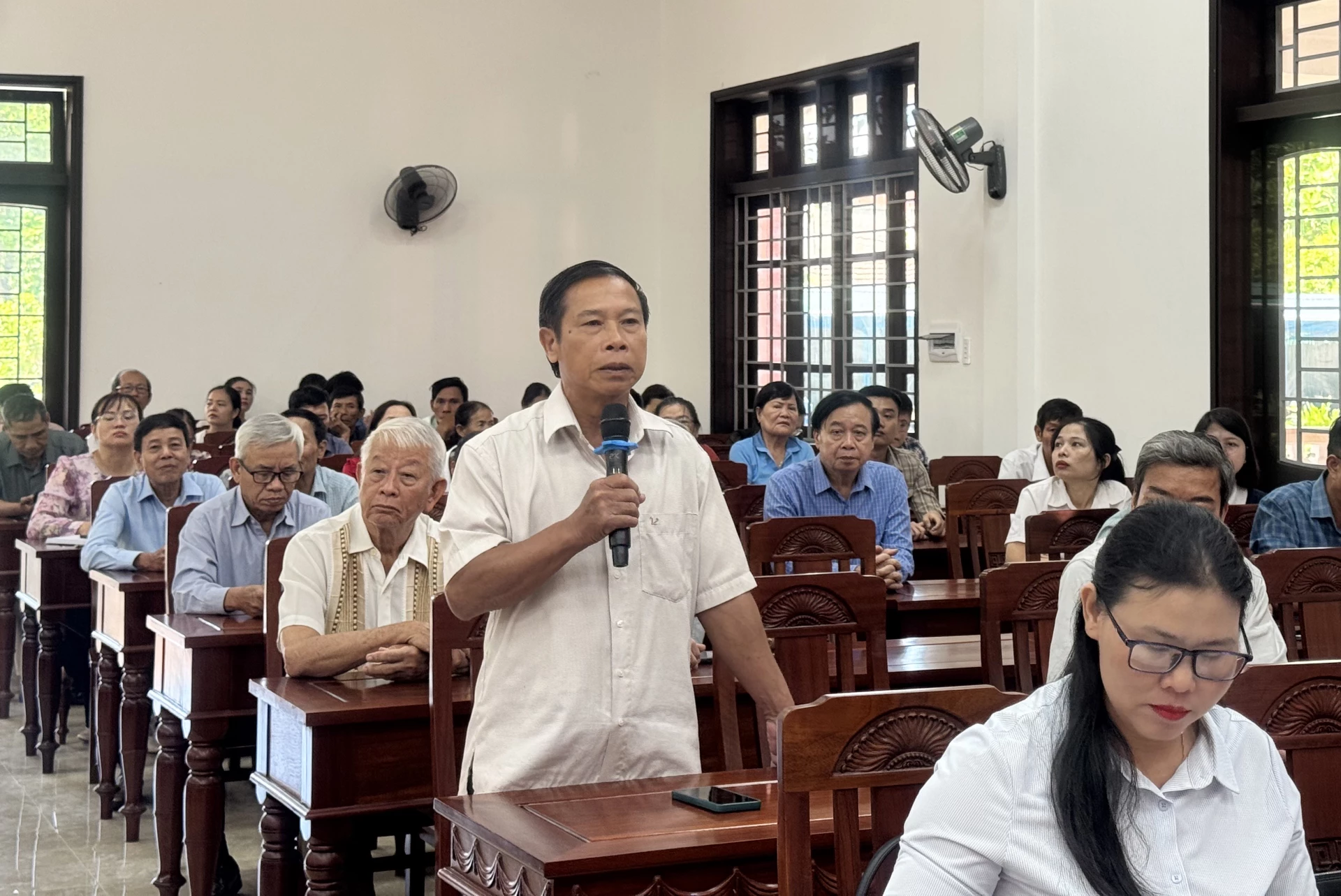 Cử tri bày tỏ sự vui mừng trước thành công của Kỳ họp lần thứ 2, HĐND tỉnh khóa VIII. Ảnh: Mai Linh
