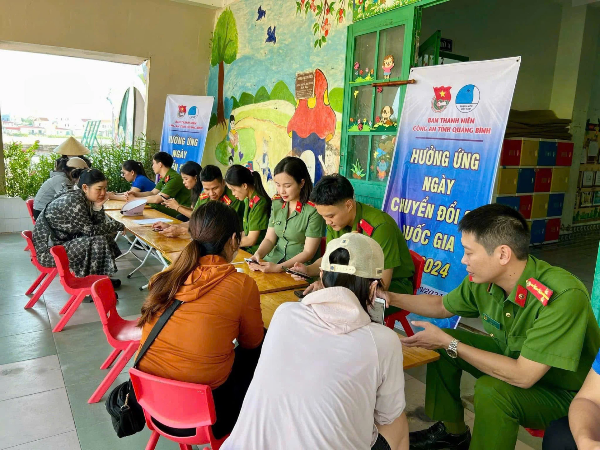 Cán bộ, chiến sĩ hướng dẫn phụ huynh làm thủ tục cấp căn cước công dân cho trẻ dưới 6 tuổi trên ứng dụng VNeID - Ảnh: S.L