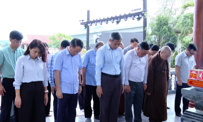 Lãnh đạo TP. Hà Nội viếng các anh hùng liệt sĩ tại Bến phà II Long Đại
